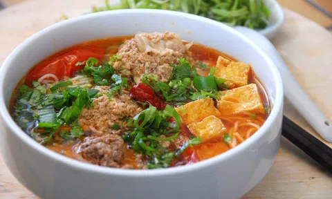 Cuối tuần chiêu đãi cả nhà bún riêu cua bò hấp dẫn hơn nhà hàng