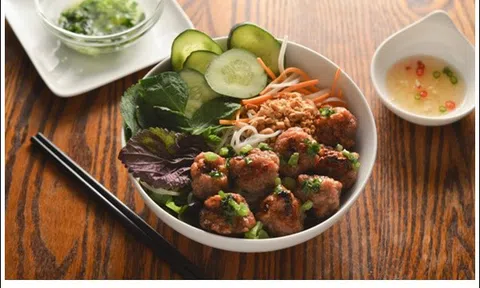 Thưởng thức bữa sáng với bún nem nướng “chuẩn không cần chỉnh”
