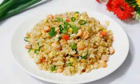 Tuần mới đầy năng lượng với món cơm chiên cá hồi bổ dưỡng