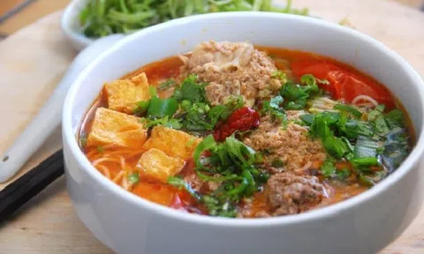Cuối tuần chiêu đãi cả nhà bún riêu cua bò hấp dẫn hơn nhà hàng