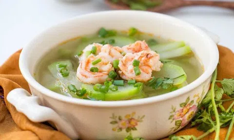Cách làm canh bầu nấu tôm ngọt dịu ngày đầu hè oi bức