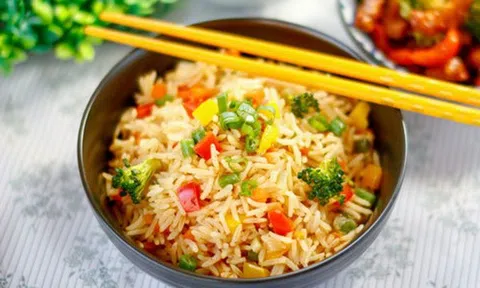 Mẹo chiên cơm tơi, săn, đẹp mắt