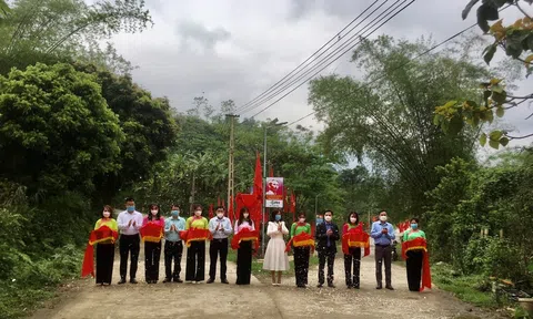 Lào Cai: Khánh thành và bàn giao công trình đèn năng lượng “Gom nắng, thắp sáng đường quê”