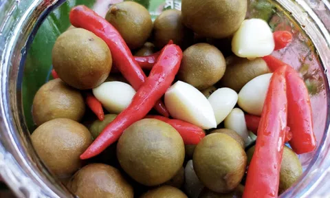 Cách làm sấu ngâm mắm ớt giòn ngon đưa cơm ngày hè nắng