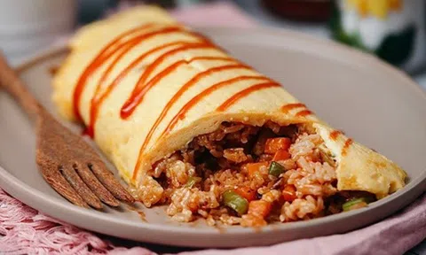 Cách làm cơm cuộn trứng omurice Nhật Bản đẹp mắt, đúng vị
