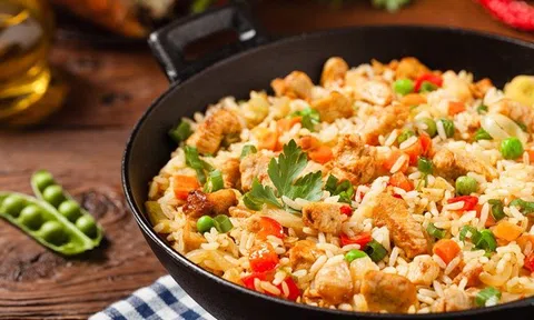 Mẹo chiên cơm tơi, săn, đẹp mắt