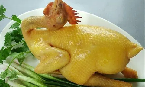 Hướng dẫn cách luộc gà vàng ươm, không bị nứt da