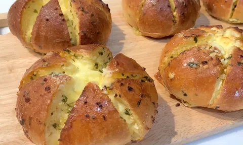 Công thức làm bánh mì phô mai tỏi kiểu gì cũng ngon