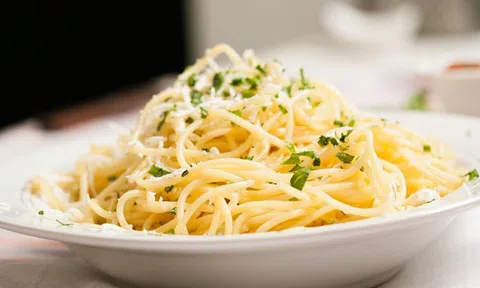 Tự làm mì spaghetti sốt phô mai béo ngậy cho bữa sáng