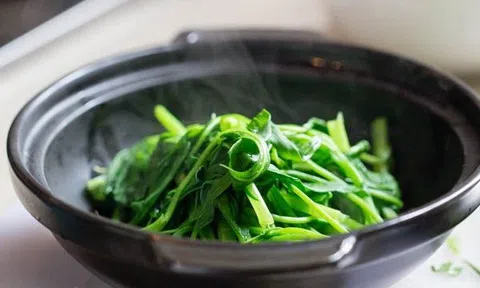 Mẹo luộc rau muống xanh giòn, không bị thâm đen