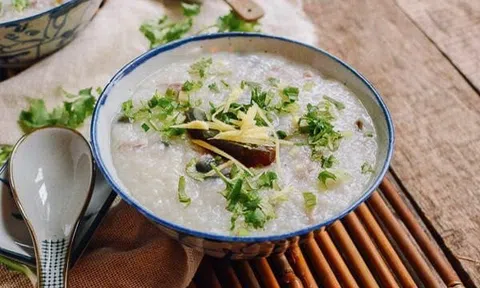 Cách nấu cháo gà hành lá đơn giản, ấm bụng cho bữa sáng mùa Đông