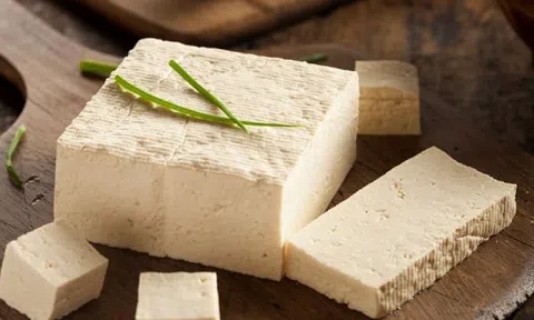 Mẹo rán đậu phụ vàng giòn mà không bị dính chảo