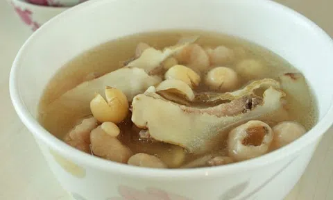 Bổ mát với món canh sườn ninh hạt sen