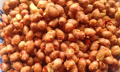 Cách làm lạc rang tỏi ớt thơm ngon hấp dẫn