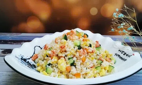 Cách làm món cơm rang thập cẩm hạt mềm trong giòn ngoài, không dính