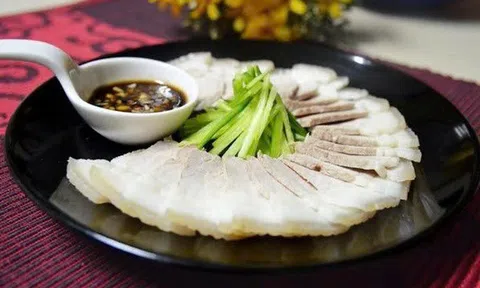 Nên luộc thịt bằng nước nóng hay nước lạnh?