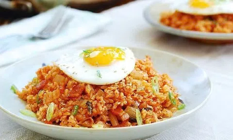 3 bước đơn giản xong ngay cơm chiên kim chi Hàn Quốc