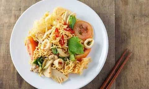 Làm mì xào hải sản hấp dẫn lạ miệng cho ngày cuối tuần