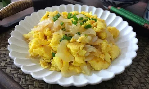 Trứng xào hành tây cho bữa sáng nhanh gọn chỉ mất vài phút