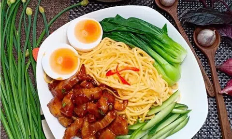 Tự làm mì thịt heo sốt cay nổi tiếng của ẩm thực Hàn Quốc