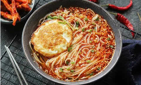 Trời lạnh, làm nồi mì cay nóng hổi hấp dẫn cả gia đình