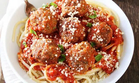 Chỉ 10 phút, xong ngay mì ý thịt viên chuẩn vị Châu Âu cho bữa sáng