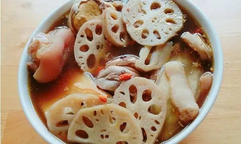 Cách làm món canh chân giò hầm củ sen thơm ngon bổ dưỡng ngày nắng