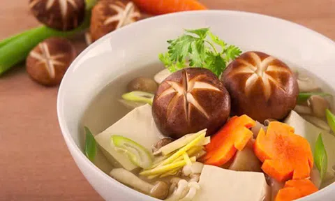 Bữa cơm với canh nấm hạt sen, vừa ngon vừa bổ dưỡng