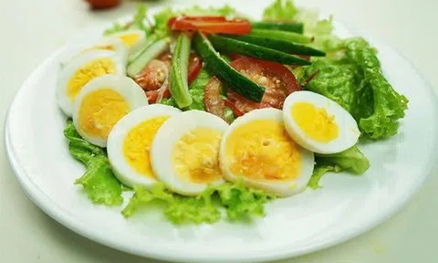 Salad rau củ trộn trứng thanh đạm, giúp bạn giữ dáng như siêu mẫu
