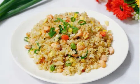 Tuần mới đầy năng lượng với món cơm chiên cá hồi bổ dưỡng