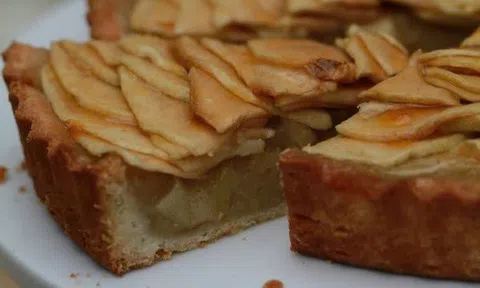 Bánh ngon thưởng thức buổi tối nhâm nhi cùng cốc trà nóng ngày mưa