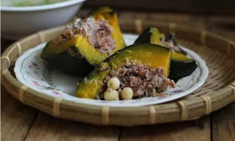 Bí đỏ nhồi thịt, hạt sen thơm ngon bổ dưỡng