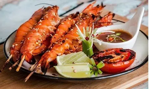 Đổi vị với món tôm nướng muối ớt thơm lừng, hấp dẫn hơn nhà hàng