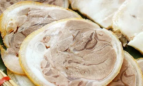 4 bước luộc móng giò nguyên chiếc thơm ngon, đẹp mắt