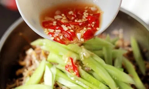 Nộm hoa chuối thịt ba chỉ ngon mát cho ngày nắng nóng