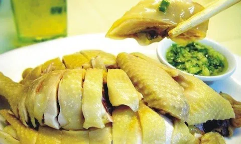 Hướng dẫn cách luộc gà vàng ươm, không bị nứt da