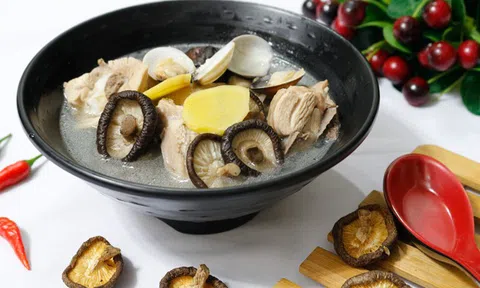 Món canh thịt gà nấu nấm hương thơm ngon khó cưỡng