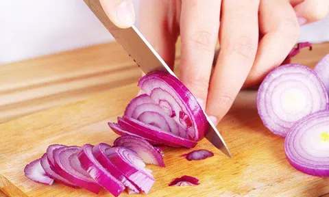 Tuyệt chiêu giúp bạn cắt hành không bị cay mắt