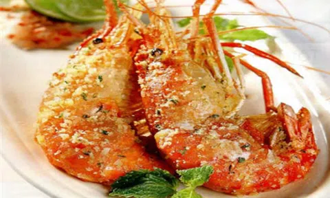 Học ngay cách làm tôm rang muối tiêu đậm đà lại hao cơm