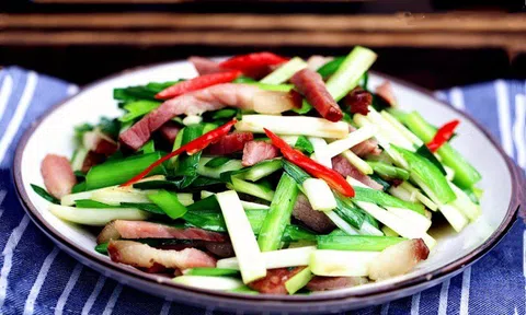 Cách làm thịt hun khói xào tỏi tây thơm ngon lạ miệng