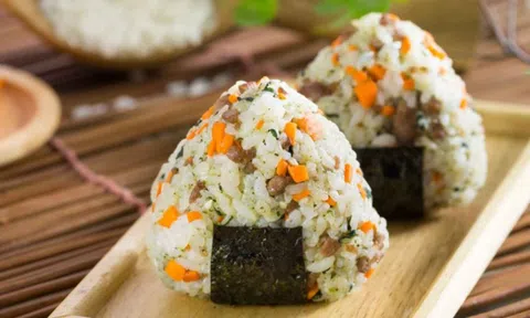 Cách làm cơm nắm thịt bò cho bữa sáng tiện lợi mà đầy đủ dưỡng chất