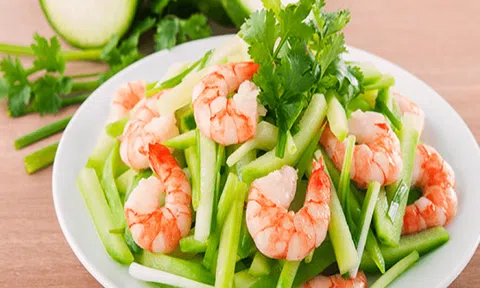 Cách làm món tôm xào măng tây giòn ngọt ai ăn cũng mê
