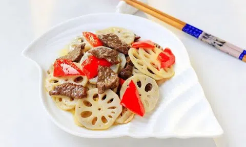 Bữa tối đơn giản với món thịt bò xào củ sen giòn bùi thơm ngon