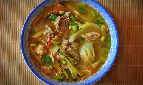 Cách làm món canh dưa chua thịt bò thơm ngon hấp dẫn