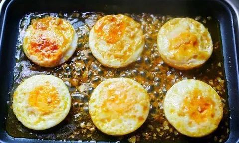 Cách làm món trứng ốp sốt chua ngọt thơm ngon lạ miệng