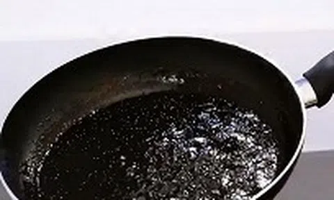 Mẹo làm sạch chảo bị cháy sạch bong trong tích tắc