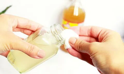 5 mẹo giúp 'đánh bay' vết dầu mỡ ở đồ nhựa