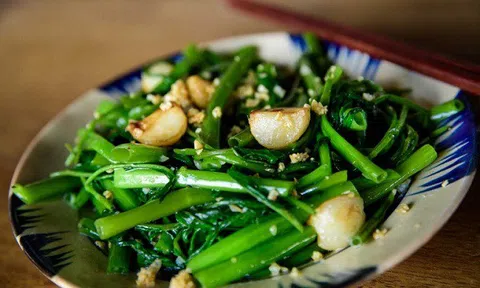 Công thức cho món rau muống xào tỏi xanh giòn, không nhũn