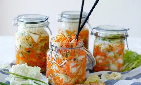 Mẹo muối dưa ngon giòn, vàng ruộm, không bị lên men