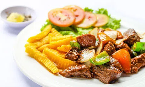 Cuối tuần làm món bò lúc lắc khoai tây chiên chiêu đãi cả nhà